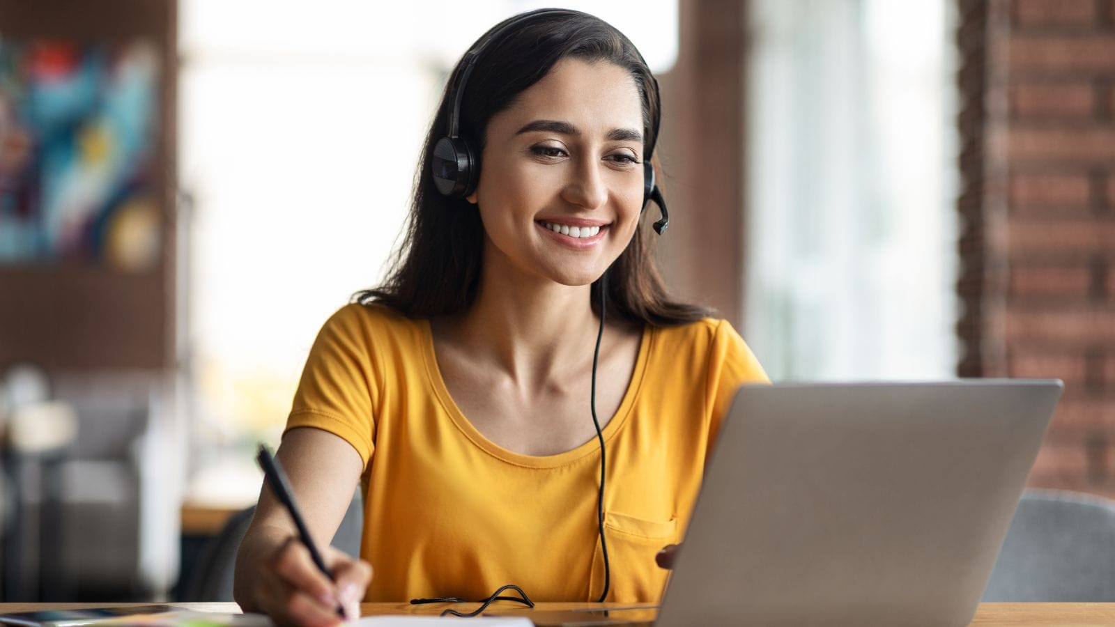 Secretária acadêmica usando tecnologia na educação